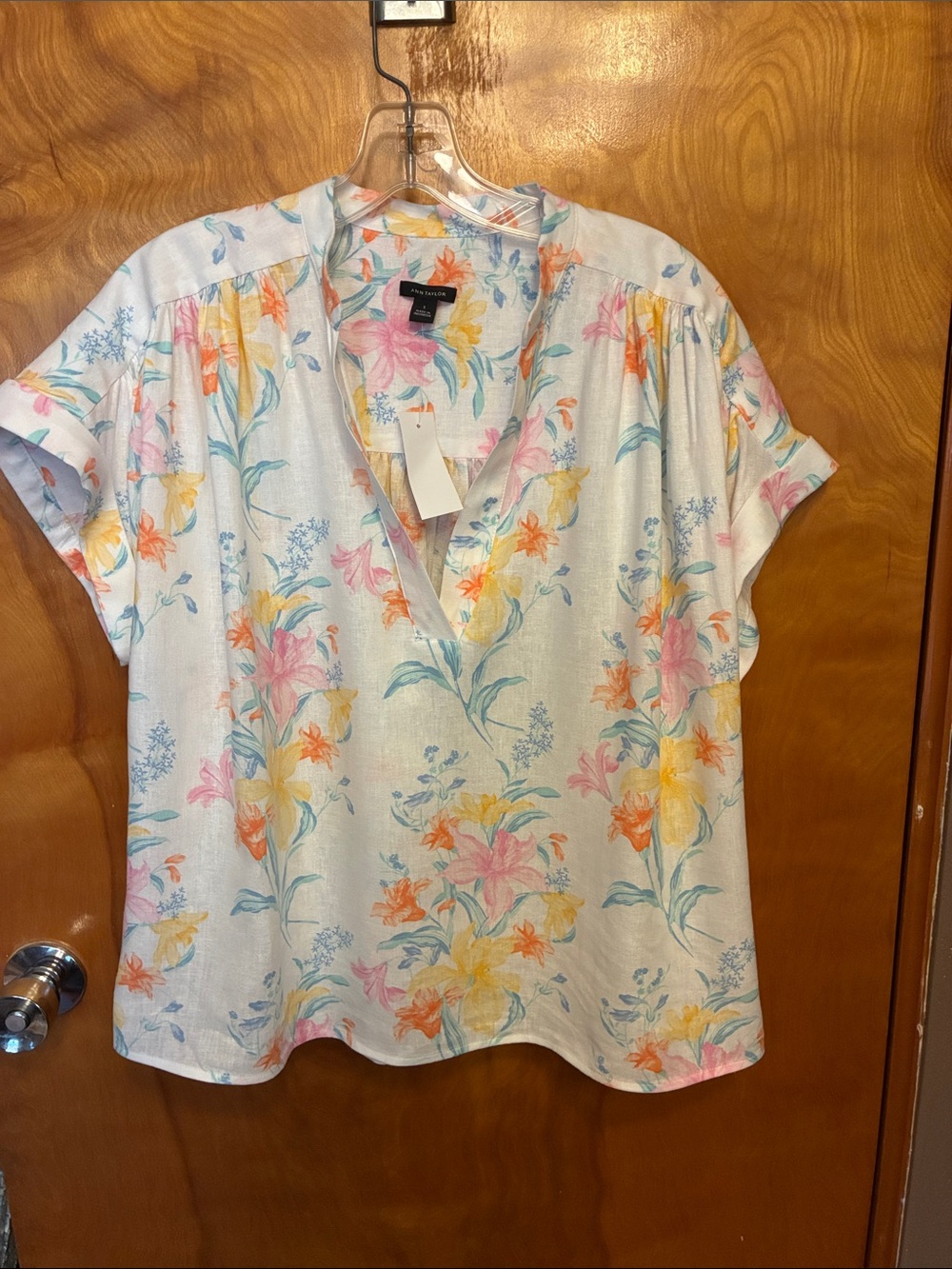 ANN TAYLOR. Size S. Fits a L. Linen V-Neck Short Sleeve Blouse & Summer colors!
